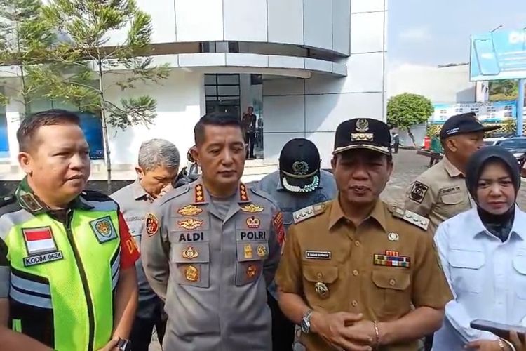 Forkopimda Kabupaten Bandung melakukan patroli ke beberapa obyek vital di Kabupaten Bandung seperti kantor perbankan, pasar tradisional, selainbitu kantor Pemda dan DPRD Kabupaten Bandung di jaga ketat aparat menyusul aksi demo yang akan dilaikan sejumlah mahasiswa di Kabupaten Bandung, Senin (1/9/2025)