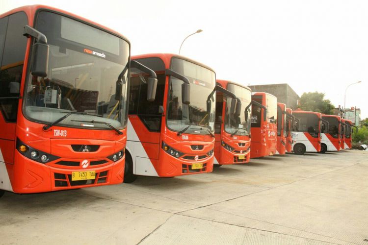 Penampakan Minitrans di lahan parkir bus transjakarta.
