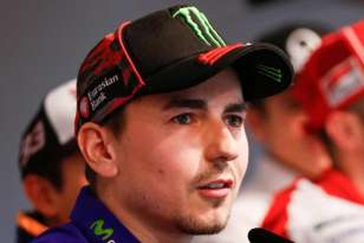 Pebalap Movistar Yamaha asal Spanyol, Jorge Lorenzo, bereaksi saat hadir pada konferensi pers jelang GP Spanyol di Sirkuit Jerez, Kamis (21/4/2016).