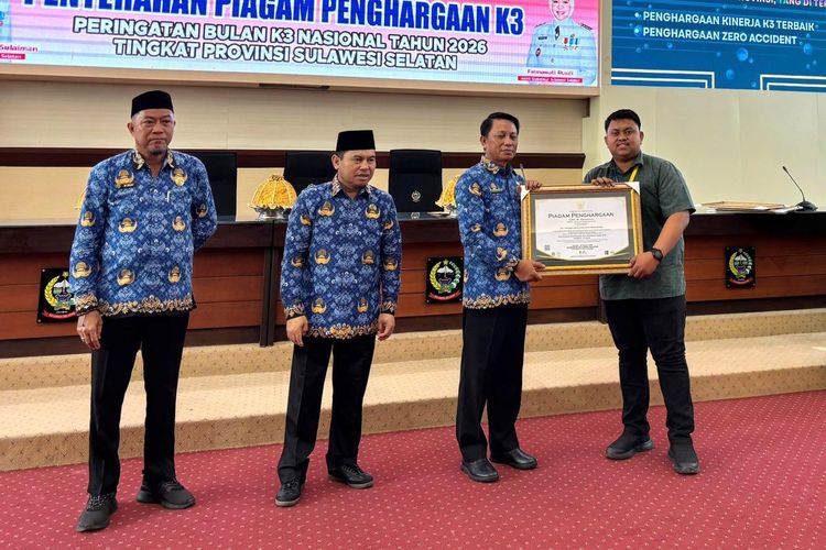 PT United Tractors Tbk Site Sorowako memperoleh dua penghargaan pada peringatan Bulan Keselamatan dan Kesehatan Kerja (K3) Nasional.