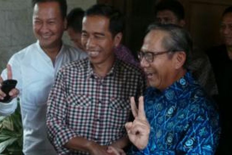 Politisi senior Partai Golkar Ginanjar Kartasasmita dan calon presiden Joko Widodo, Ginanjar memilih mendukung Jokowi ketimbang mengikuti partainya yang mendukung Prabowo Subianto.