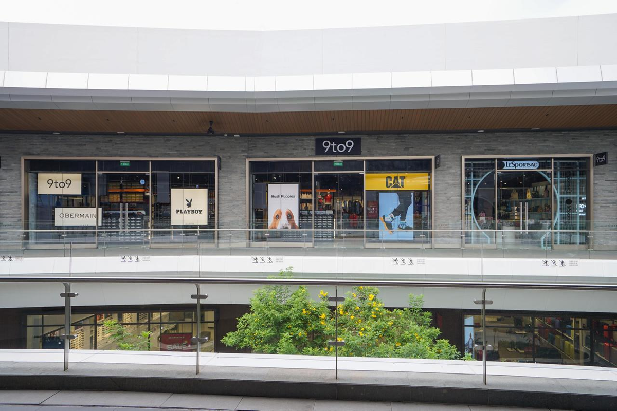 Outlet terbaru 9to9 resmi beroperasi di Jakarta Premium Outlet, Alam Sutera, pada Jumat (21/8/2025). Sebagai platform fesyen multi-brand, 9to9 menghadirkan koleksi lengkap dari berbagai label ternama, di antaranya Hush Puppies, Obermain, Caterpillar, LeSportsac, hingga Playboy. 
