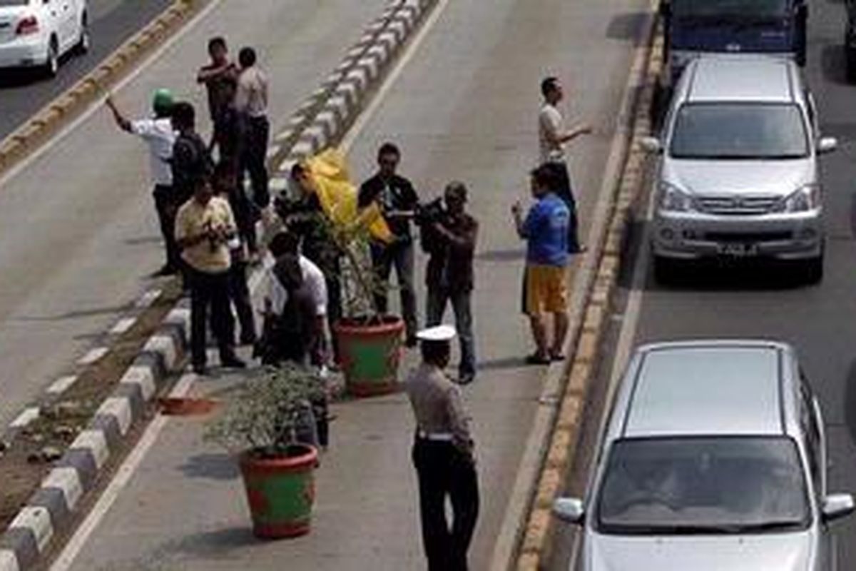 Warga memblokir jalur bus transjakarta dengan pot di Jalan Raya Mampang, Jakarta Selatan, akibat bus trasjakarta bernomor polisi B 7445 IX menabrak seorang bocah, Rabu (9/2/2011). Kecelakaan tersebut menewaskan bocah pelajar kelas IV sekolah dasar.