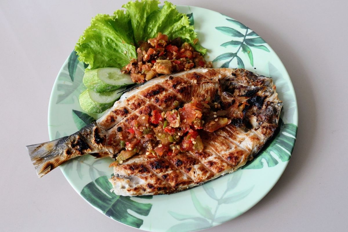 Ilustrasi ikan bandeng bakar dengan bumbu ulek.