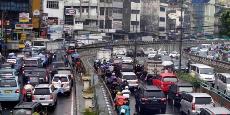 Lalu lintas padat di kawasan pusat perbelajaan Tanah Abang, Jakarta, Kamis (13/6/2013). Untuk mengatasi kemacetan yang terus terjadi, Pemerintah Provinsi DKI Jakarta dan Direktorat Lalu lintas Polda Metro Jaya akan melakukan rekayasa lalu lintas di kawasan tersebut.