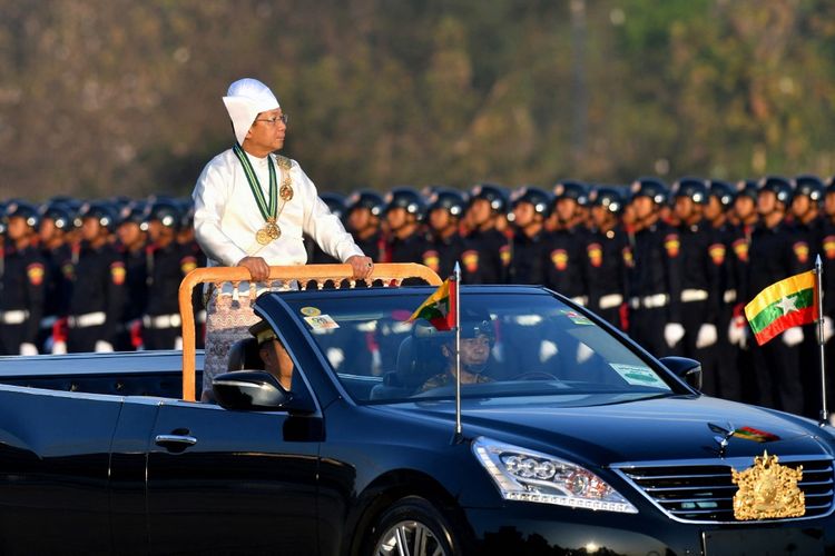 Panglima militer Myanmar Min Aung Hlaing berdiri di dalam mobil saat dia mengawasi pertunjukan militer di lapangan parade untuk menandai Hari Kemerdekaan negara itu di Naypyidaw pada 4 Januari 2023. Dewan Pertahanan dan Keamanan Nasional Myanmar menyetujui 31 Juli 2023 untuk memperpanjang keadaan darurat negara selama enam bulan, kata media pemerintah, kemungkinan menunda pemilihan yang dijanjikan junta akan diadakan pada bulan Agustus. 