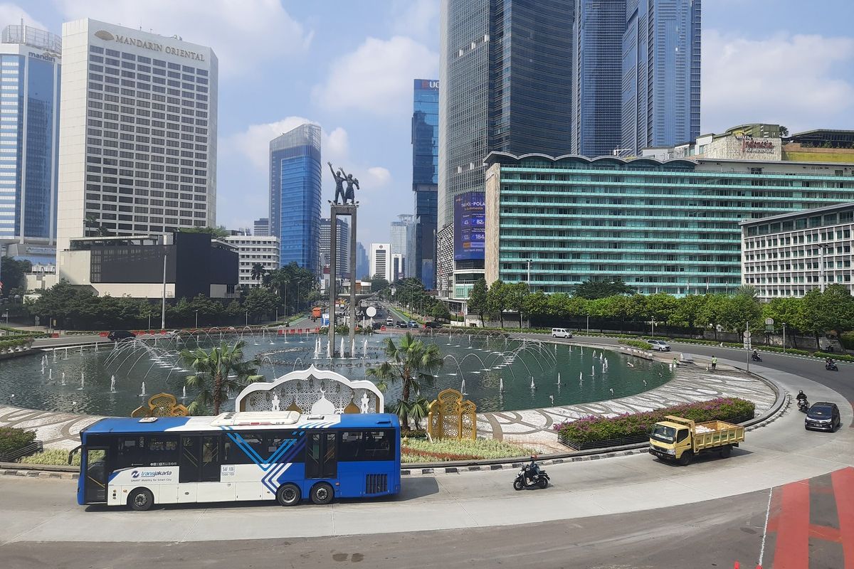 Sejumlah kendaraan melintas di Bundaran HI, Jakarta Pusat, Rabu (26/4/2023). Lokasi ini berisiko macet lantaran menjadi titik persimpangan dari beberapa arah. Namun, jalanan masih tampak lengang walau cuti bersama Lebaran telah berakhir.