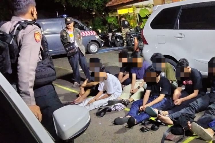 Tim Patroli Perintis Presisi Polres Metro Jakarta Barat mengamankan 9 orang remaja yang diduga hendak melakukan aksi tawuran di kawasan Palmerah, Jakarta Barat, pada Minggu (16/10/2022).