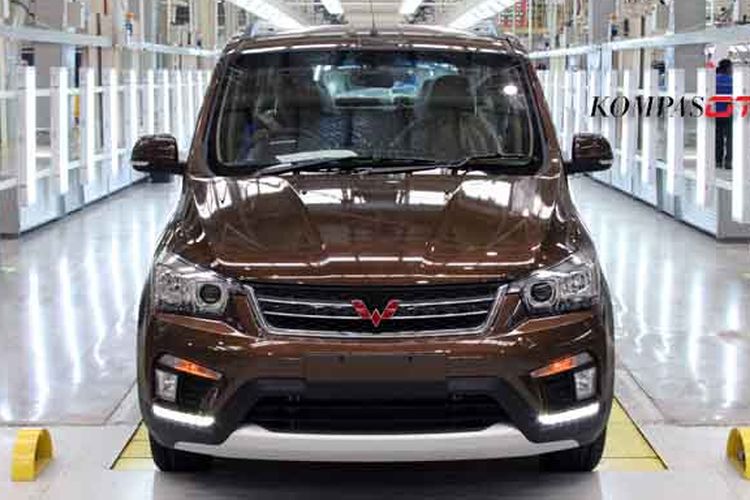 Wuling Confero S, model pertama SGMW Motor Indonesia yang diproduksi di dalam negeri.