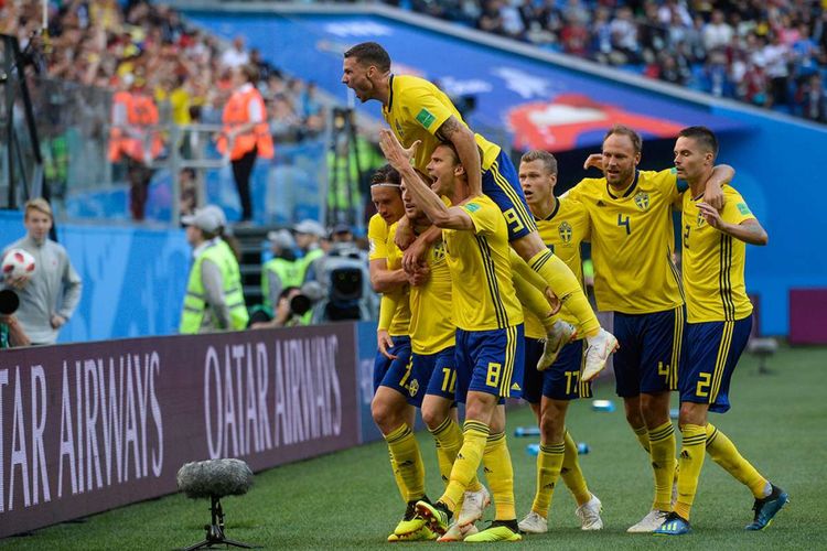 Pemain Swedia merayakan gol yang dicetak rekan setimnya, Emil Forsberg, pada laga 16 besar Piala Dunia 2018 melawan Swiss di Stadion Saint-Petersburg, Selasa (3/7/2018) waktu setempat. Swedia berhasil mengalahkan Swiss dengan skor 1-0 dan berhak melaju ke babak perempat final.