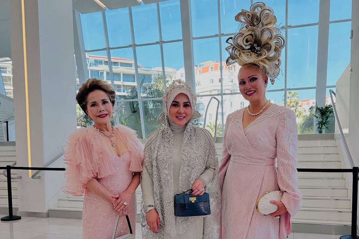 Mantan istri Presiden Pertama Indonesia, Soekarno, Dewi Soekarno (kiri), bertemu dengan Syahrini di Festival Film Cannes 2025, di Cannes, Prancis, Jumat (18/5/2025). 