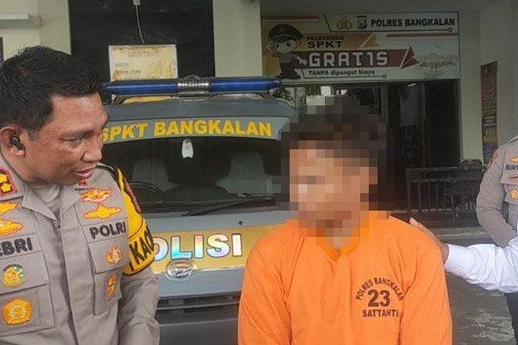 Kapolres Bangkalan AKBP Febri Isman Jaya menanyai pelaku pencurian motor di Bangkalan, AB, Senin (22/4/2024). AB dan rekannya, MT, sudah beberapa kali curi motor, salah satunya milik polisi.