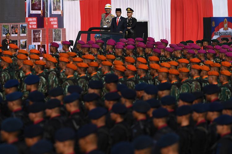 Presiden Joko Widodo melakukan inspeksi pasukan saat menjadi inspiktur upacara puncak perayaan HUT ke-73 Bhayangkara dan bertindak sebagai inspektur upacara di Silang Monas, Jakarta, Rabu (10/7/2019). Presiden mengapresiasi atas pencapaian Wajar Tanpa Pengecualian (WTP) dari BPK serta berharap sinergitas TNI - Polri dapat ditingkatkan dalam upaya menghadapi berbagai tantangan tugas yang semakin kompleks.