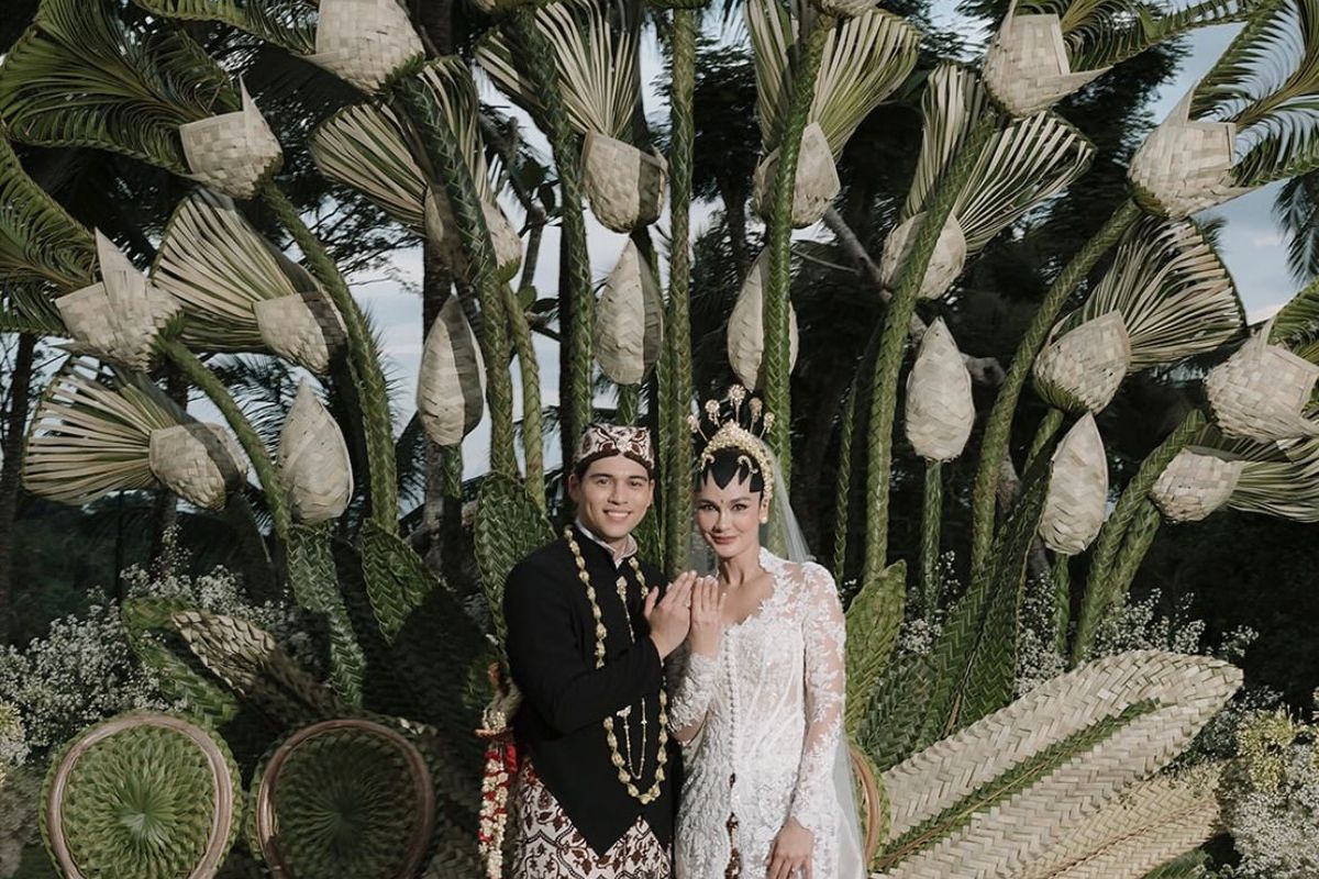 Dekorasi pernikahan Luna Maya dan Maxime Bouttier sukses menarik perhatian dan mendapat pujian publik karena memilih dekorasi bernuansa alam yang unik, elegan, dan istimewa dengan nuansa putih dan hijau. 