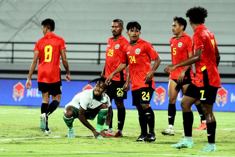 Pemain Timnas Indonesia Ronaldo Kwateh dijaga ketat pemain Timnas Timor Leste saat pertandingan ujicoba dalam rangka FIFA Matchday yang berakhir dengan skor 0-3 di Stadion Kapten I Wayan Dipta Gianyar, Minggu (30/1/2022) malam. 