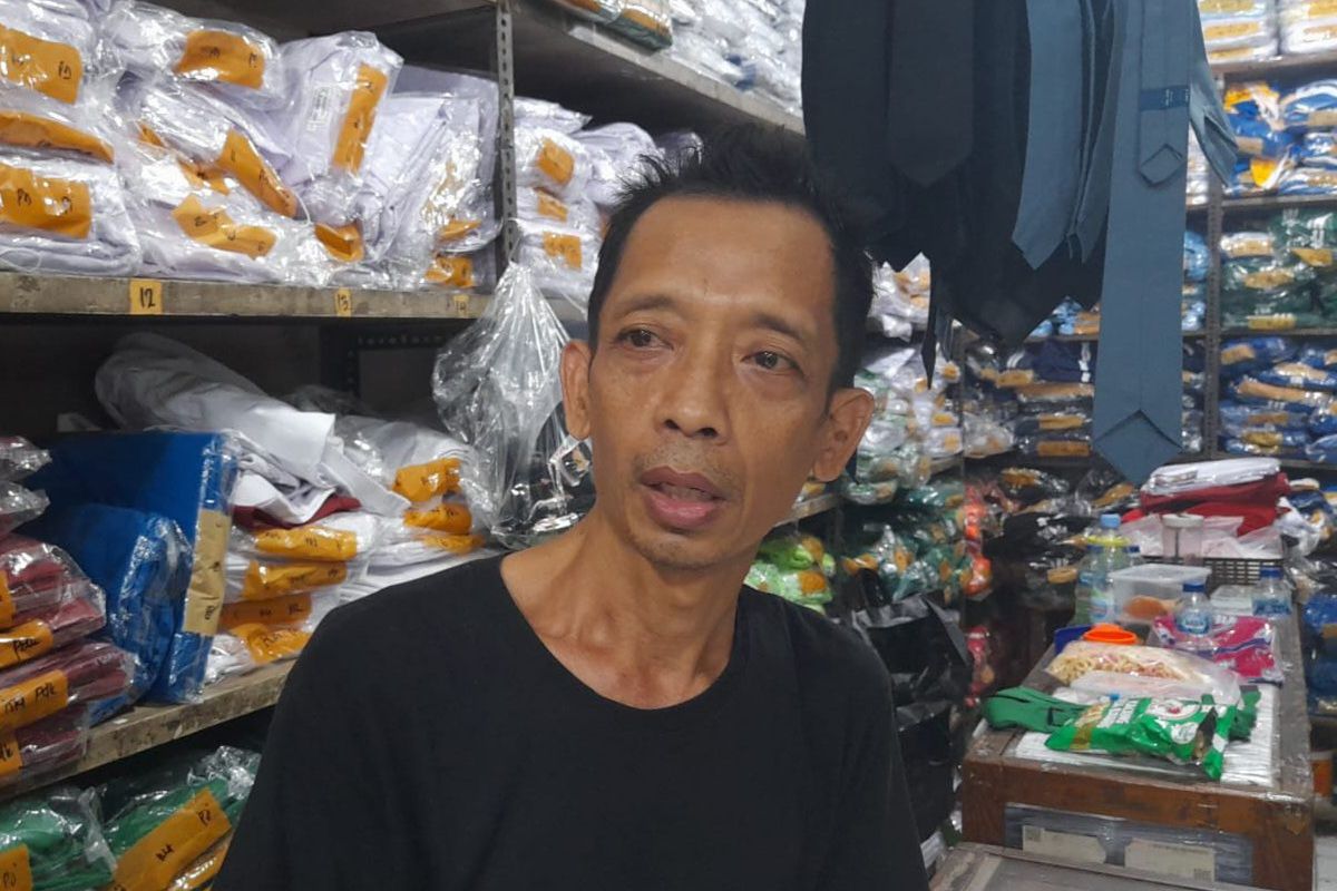 Gunawan, salah satu karyawan Toko Kurnia Jaya di Jakarta Selatan, Senin (10/7/2023).