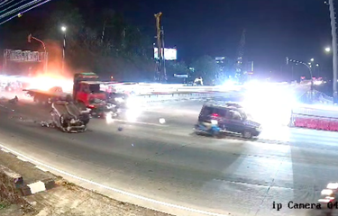 Tangkapan layar dari unggahan CCTV kecelakaan di Exit Tol Bawen, Semarang, Sabtu (23/9/2023). Tiga orang dilaporkan tewas dan 9 lainnya luka-luka. 