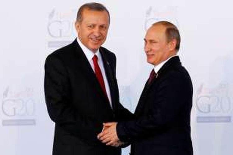 Foto ini diambil pada 15 November 2015 ketika Presiden Turki Recep Tayyip Erdogan menyambut Presiden Rusia Vladimir Putin dalam KTT G20 di Antalya, Turki.
