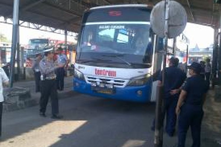 Salah satu bus, saat dirazia oleh petugas gabungan, polisi dan dishub Kota Malang. Banyak ditemukan bus tak laik jalan. Razia digelar di terminal Arjosari Malang, Jawa Timur, Sabtu (19/7/2014).