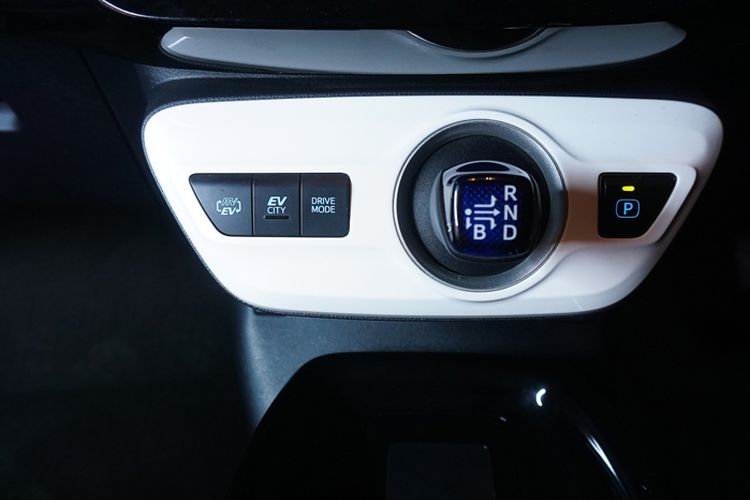 Tuas transmisi Prius PHEV ada yang menarik, posisi B yang berfungsi untuk engine brake ketika menghadapi turunan, sekaligus mempercepat pengisian baterai lithium-ion pada mobil.