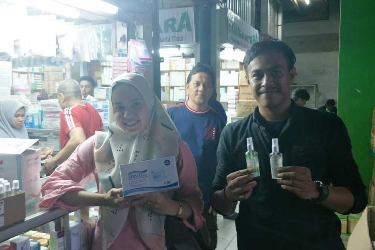 Para penjual perlengkapan medis di Pasar Pramuka, Matraman, Jakarta Timur, Kamis (13/2/2020).