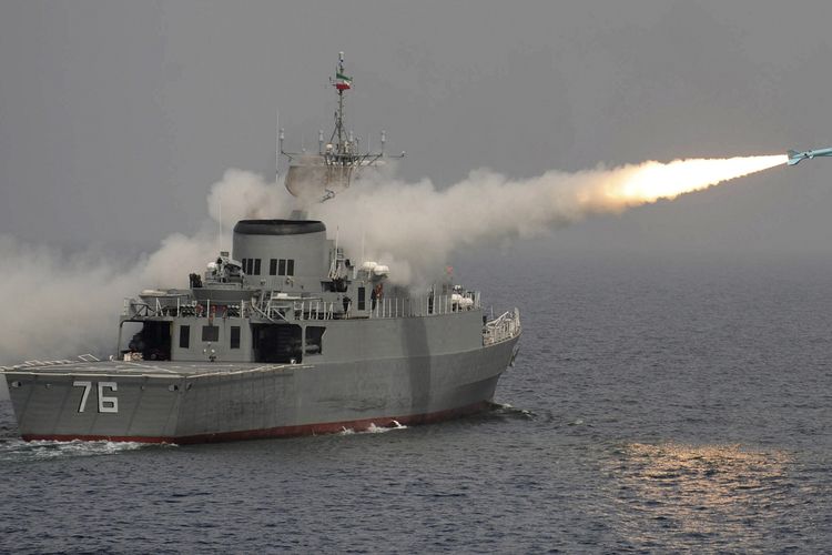 Rudal Nour ditembakkan dari kapal perusak Jamaran, dalam uji coba yang berlangsung di Teluk Persia pada 9 Maret 2010.