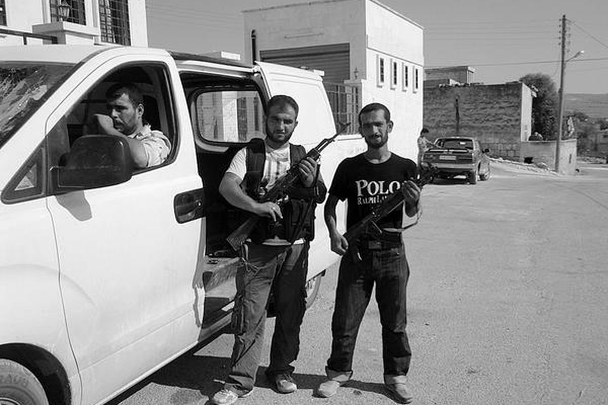 Anggota Tentara Pembebasan Suriah (FSA) berjaga-jaga di kota Atma. Agar bisa pergi ke kota lain di Suriah,  wartawan harus ditemani anggota FSA karena ada jalan-jalan yang mereka kontrol, ada pula yang masih dikuasai tentara Pemerintah Suriah.