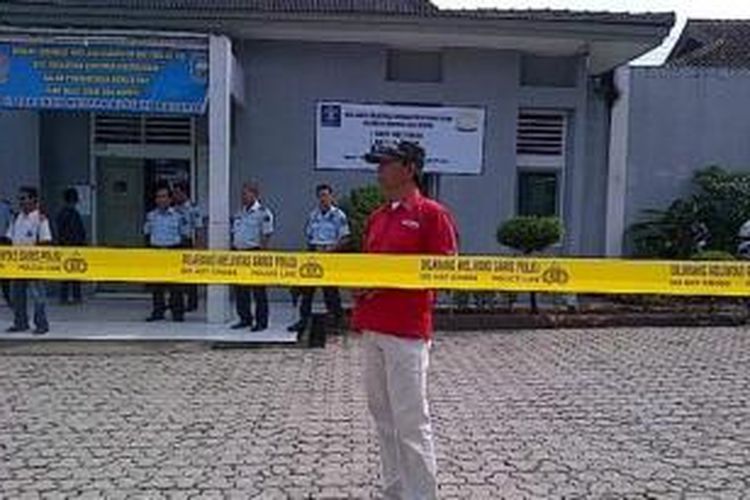 Garis polisi terpasang disekitar Rutan Baturaja yang ditembaki orang tak dikenal, Senin (5/8/2013) dini hari tadi. 