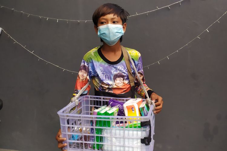 Putu Dharma (11) bocah SD di Bali yang jualan tisu keliling di Kota Denpasar, Jumat (1/10/2021).