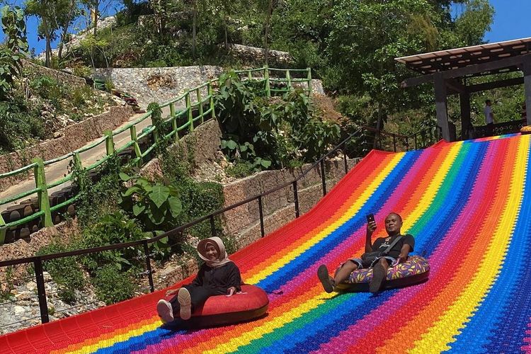 Ilustrasi rainbow slide di Sadranan Park, Gunungkidul, Yogyakarta.