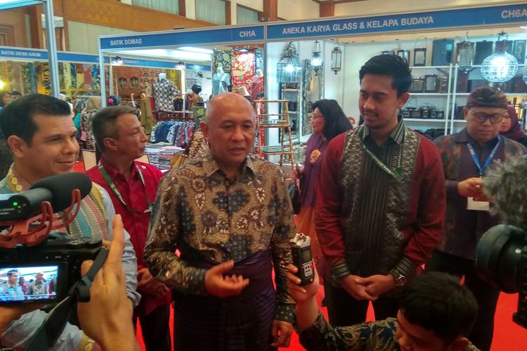 Menteri koperasi dan UKM Teten Masduki saat diwawancarai media usai pembukaan pameran Indocraft 2020 di Jakarta, Rabu (11/3/2020).