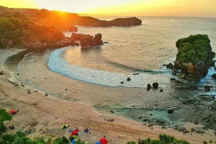 Pantai Jungwok salah satu wisata di Gunung Kidul, Yogyakarta. 