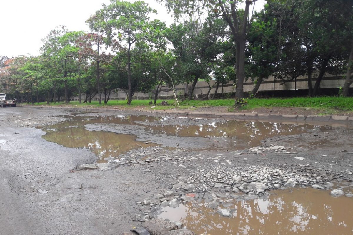 Kondisi jalan di Kawasan Berikat Nusantara, Marunda, Jakarta Utara, yang rusak berat, Selasa (13/2/2018)