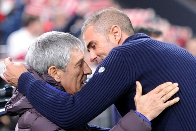 Gaizka Garitano mendatangi Quique Setien sebelum laga perempat final Copa del Rey antara Athletic Bilbao vs Barcelona di Stadion San Mames, Jumat (7/2/2020).