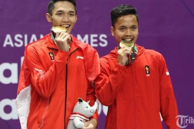 Tunggal putra Indonesia, Jonatan Christie bersama Anthony Sinisuka Ginting saat upacara pengalungan medali final perseorangan putra bulutangkis Asian Games 2018, di Istora Senayan, Jakarta, Selasa (28/8/2018).
