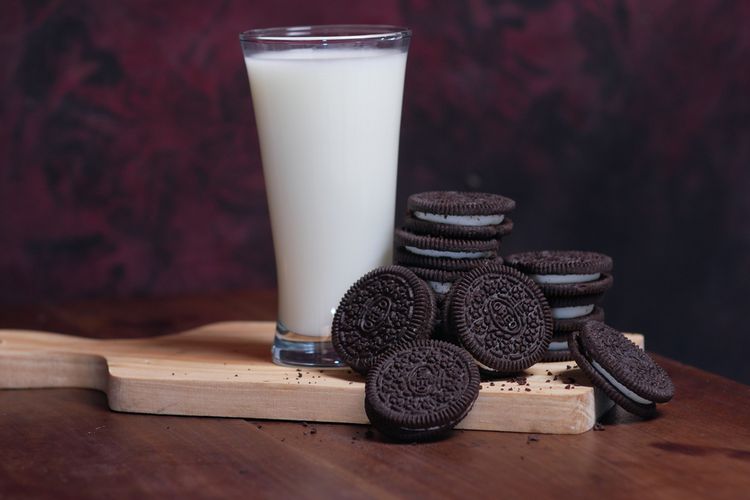Ilustrasi biskuit Oreo dan segelas susu. 