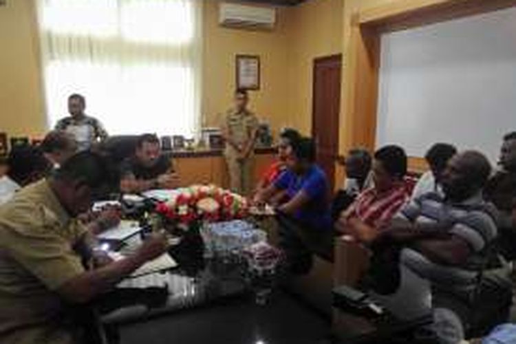 Wakil Wali Kota Ambon, M.A.S Latuconsina saat menerima kunjungan para sopir angkot diruang kerjanya, Rabu (30/3/2016)