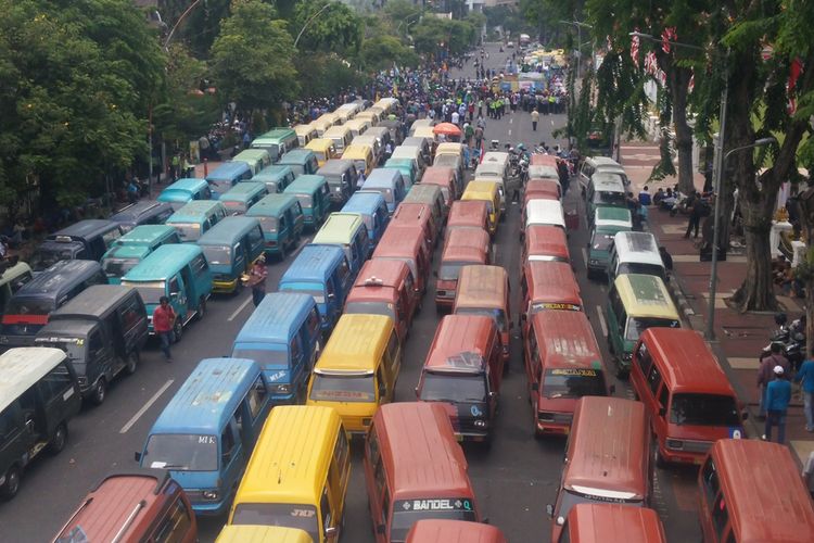 Angkot Surabaya diparkir di sepanjang Jalan Gubernur Suryo Surabaya.