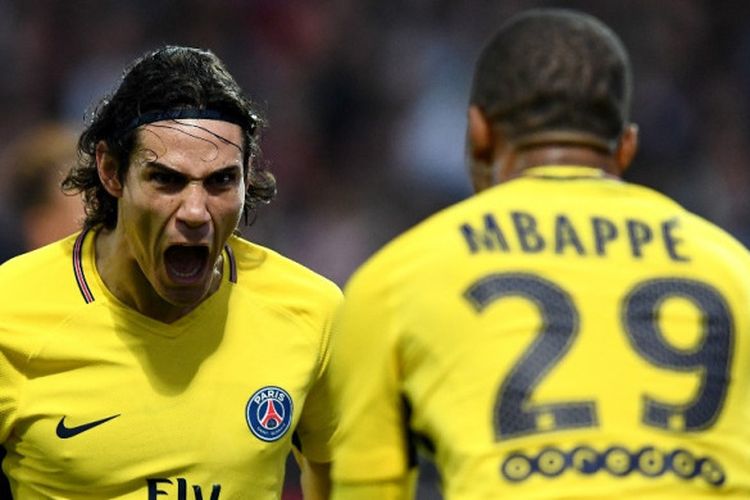 Striker Paris Saint-Germain, Edinson Cavani, merayakan golnya bersama Kylian Mbappe dalam laga Liga Prancis kontra Angers di Stadion Raymond Kopa, Angers, pada 4 November 2017.