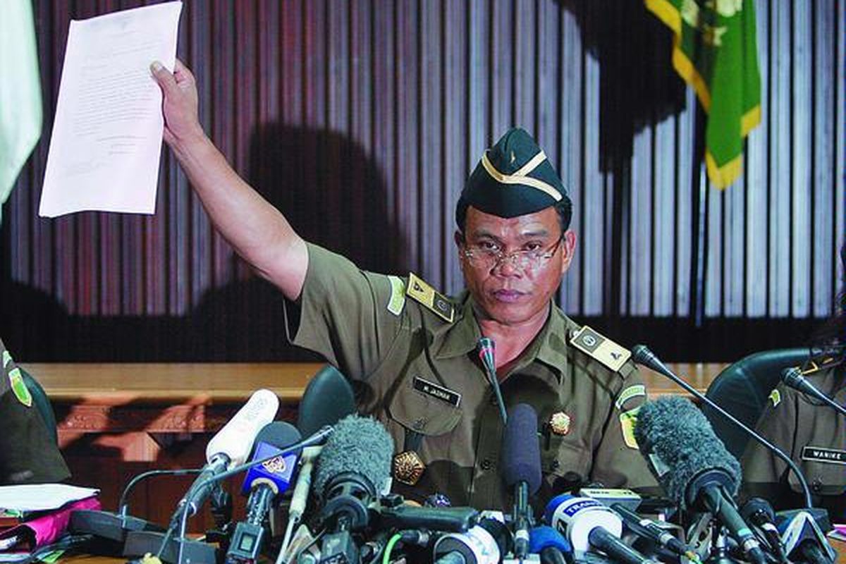 Kepala Pusat Penerangan Hukum Kejaksaan Agung M Jasman Panjaitan di Sasana Pradana, Kejaksaan Agung, Jakarta, Jumat (24/10), menunjukkan surat keputusan saat menyampaikan rencana eksekusi terpidana mati bom Bali.  