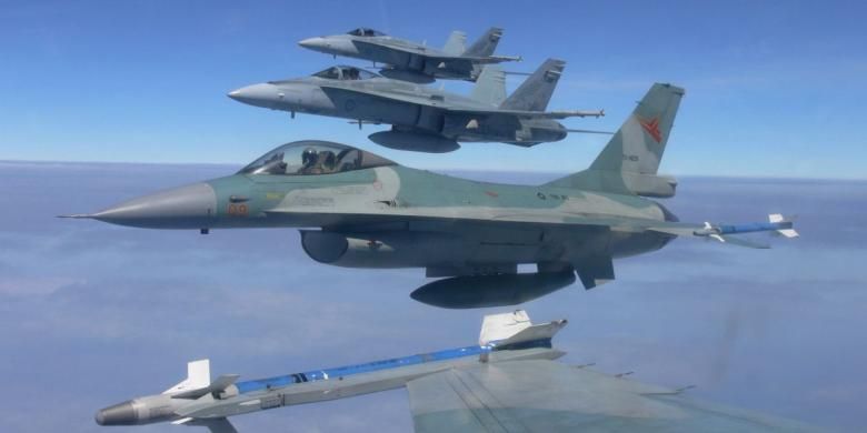 Formasi pesawat F-16 TNI AU dan F/A-18 Hornet RAAF untuk melaksanakan pertempuran di udara 2 lawan 2.
