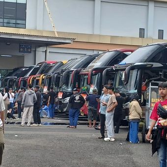Suasana haru bercampur semangat mewarnai pemberangkatan ribuan perantau asal Kabupaten Kebumen yang kembali ke ibu kota melalui program arus balik gratis dari Pemerintah Provinsi DKI Jakarta.