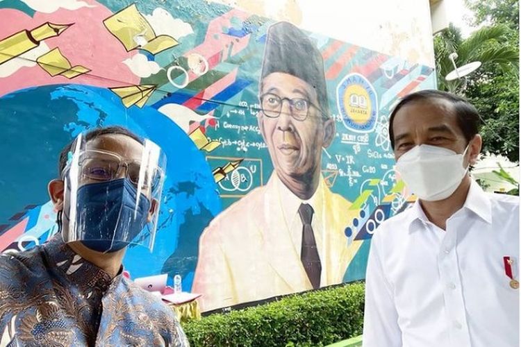 Presiden Jokowi bersama Mendikbud Nadiem makarim saat di acara vaksinasi guru dan tenaga kependidikan di SMAN 70, Jakarta.