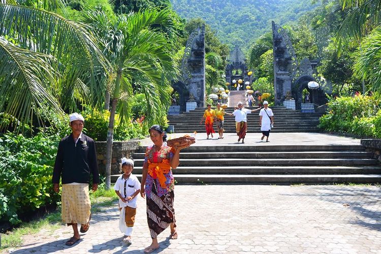 Ilustrasi Bali - Umat Hindu Bali yang sedang berada di area pura di Kabupaten Buleleng, Bali.