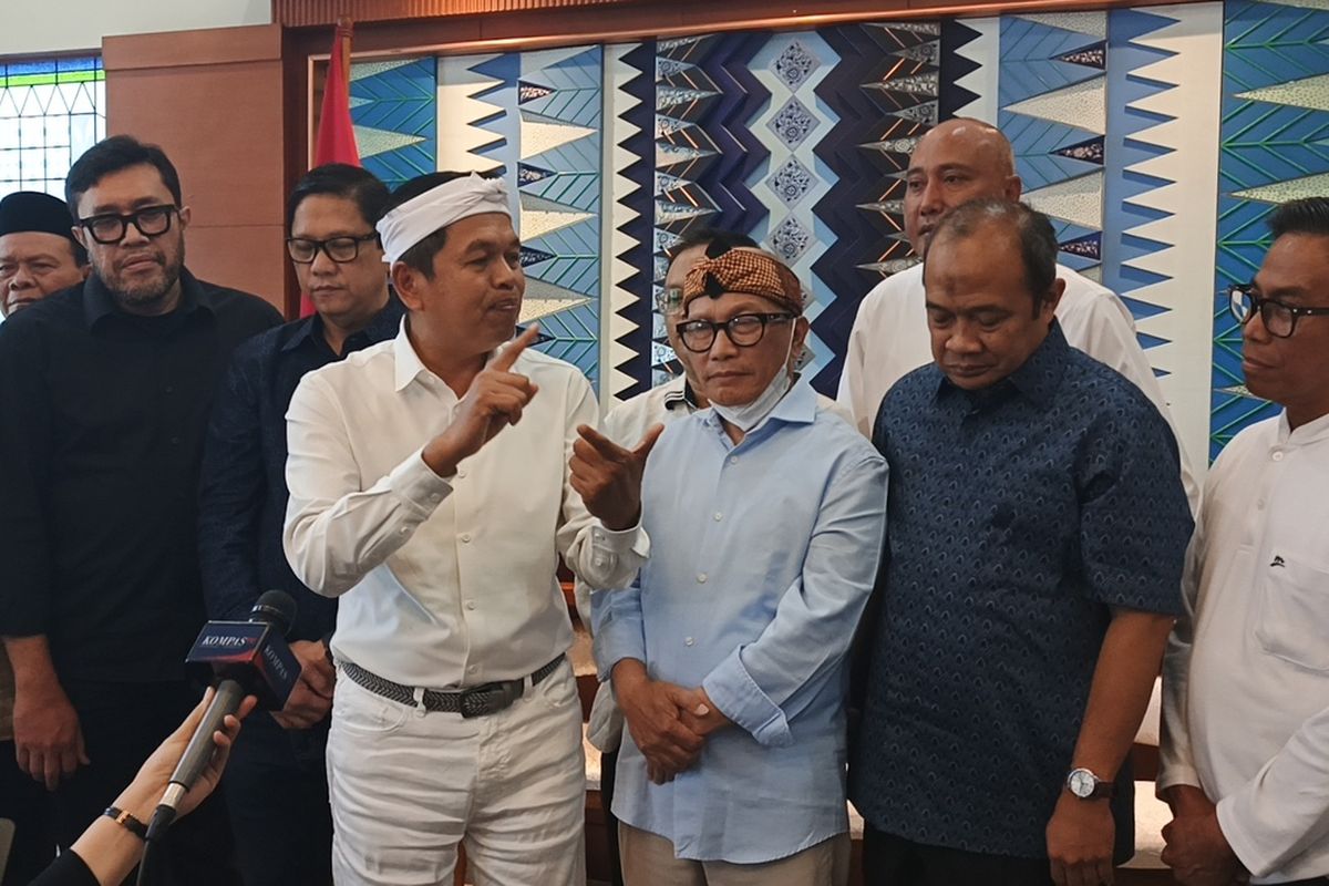 Gubernur Jabar, Dedi Mulyadi usai menggelar pertemuan dengan pimpinan DPRD Jabar di Gedung Sate, Kota Bandung, Senin (1/9/2025).