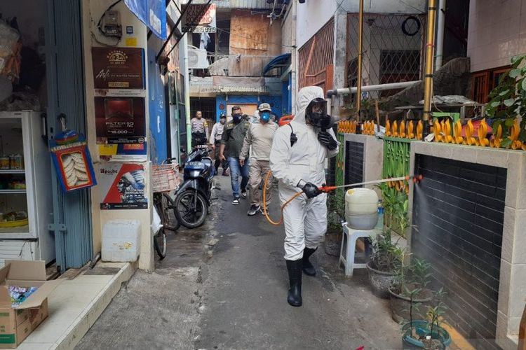 Penyemprotan disinfektan di wilayah zona merah Covid-19 Tambora, Jakarta Barat, Kamis (11/6/2020).