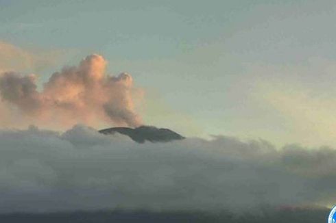 Gunung Ile Lewotolok Kembali Meletus Disertai Dentuman Kuat