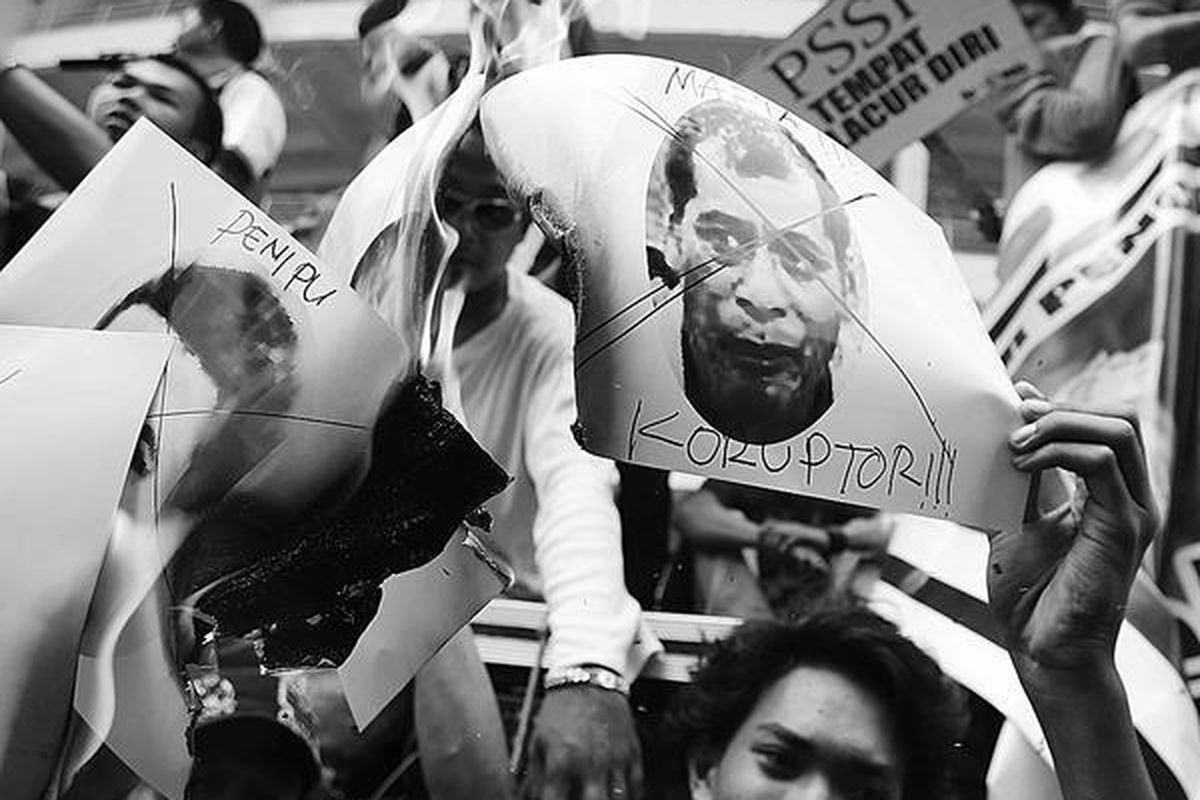 Suporter Persija Jakarta berunjuk rasa ke Kantor PSSI, Senayan, Kamis (8/4). Mereka memprotes larangan bertanding saat Persija gagal menjamu Persiwa Wamena dan pemberian penalti ke Persik Kediri saat laga tandang. Mereka juga menuntut Ketua Umum PSSI Nurdin Halidmundur.