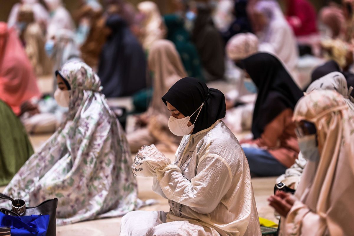 Umat Islam melaksanakan shalat tarawih berjamaah di Masjid Istiqlal, Jakarta Pusat, Senin (12/4/2021). Imam Besar Masjid Istiqlal Nasaruddin Umar menyatakan kapasitas salat tarawih berjamaah pada bulan Ramadhan 1442 H maksimal 2.000 orang dengan menerapkan protokol kesehatan.