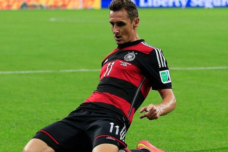 Penyerang Jerman, Miroslav Klose, merayakan golnya ke gawang Brasil, pada semifinal Piala Dunia, di Estadio Mineirao, Belo Horizonte, Selasa (8/7/2014). Klose merupakan top skor sepanjang masa Piala Dunia dengan koleksi 16 gol.
